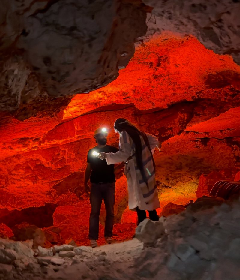 חוגגים חנוכה עם החשמונאים במערת צדקיהו