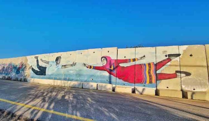 קירות מדברים בשתולה