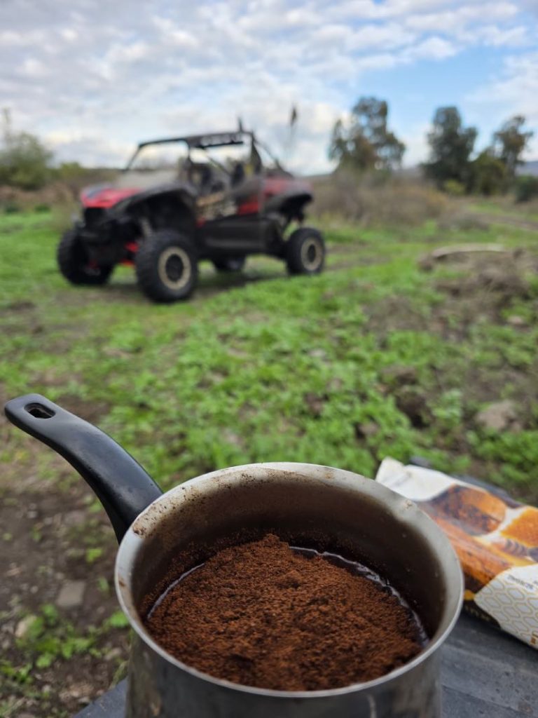 עצירת קפה בשטח במהלך טיול ג'יפים ורייזרים בצפון ותצפית על החרמון המושלג מטיול רייזרים בגולן