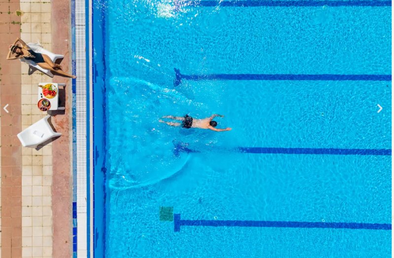 בריכת המלון בצאלים