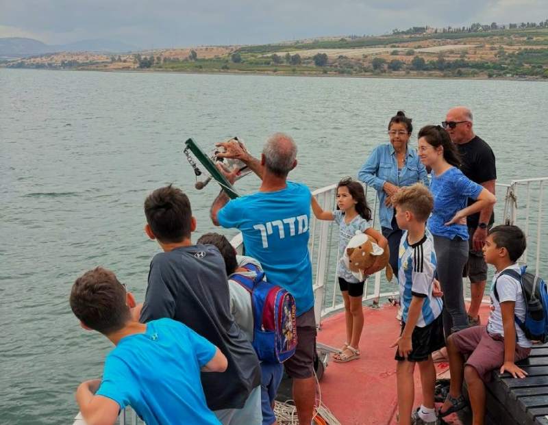 סוכות בצפון המעבדה השטה על הכנרת 
