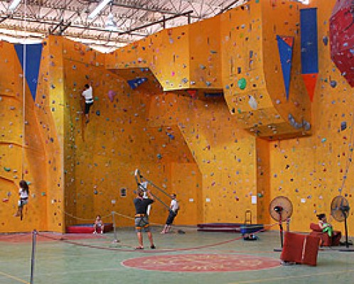 קיר טיפוס, קירות טיפוס, משחקיה, אטרקציות לילדים, פעילות לילדים בבבית ינאי, פעילויות לילדים בקרית אונו, פעילות לילדים בירושלים