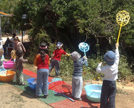 ילדים מבלים בחווה בראש ציפור